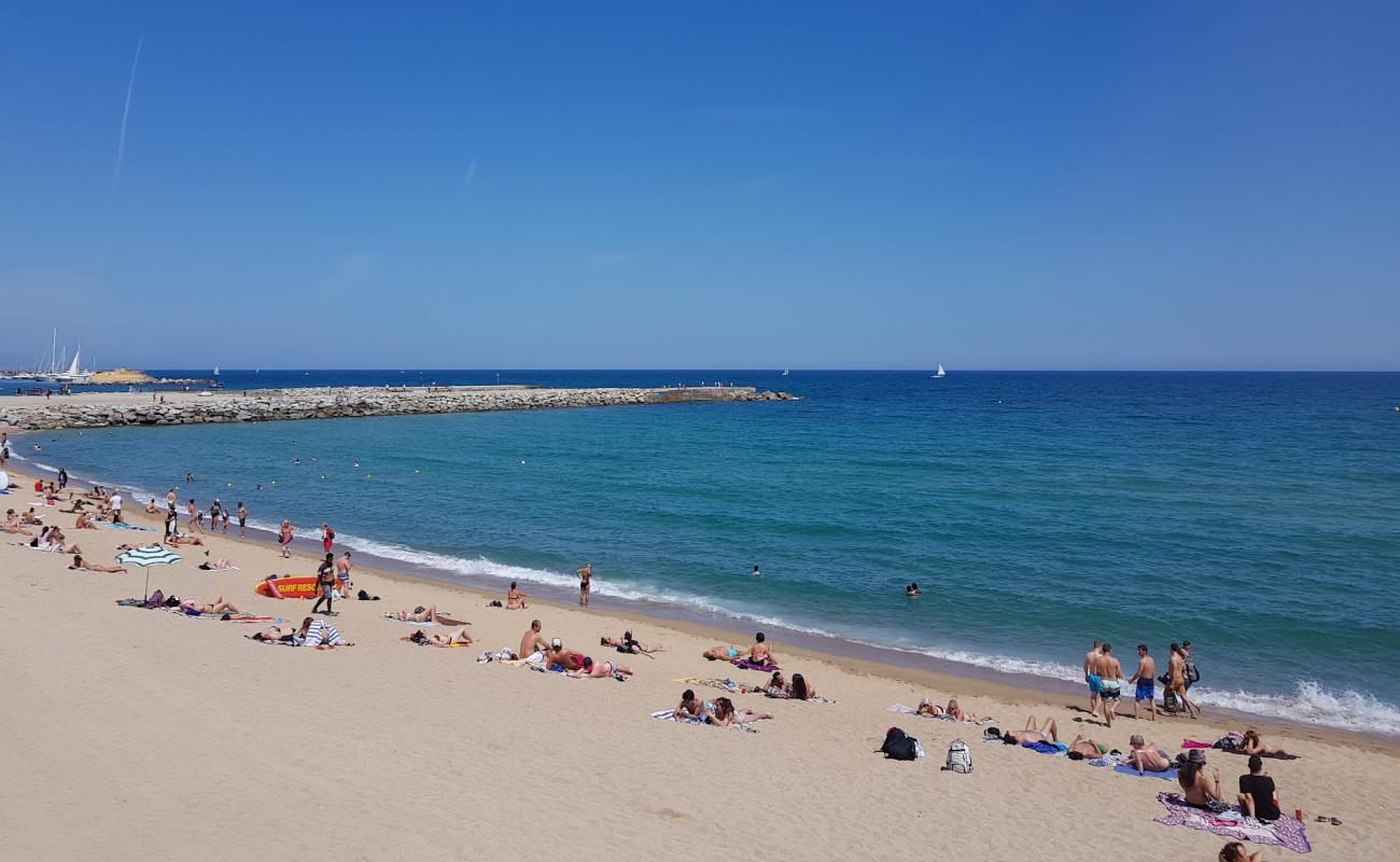 Playa Barceloneta'in fotoğrafı i̇nce kahverengi kum yüzey ile