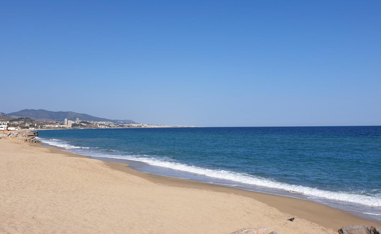 Badalona Plajı'in fotoğrafı açık bej kum yüzey ile
