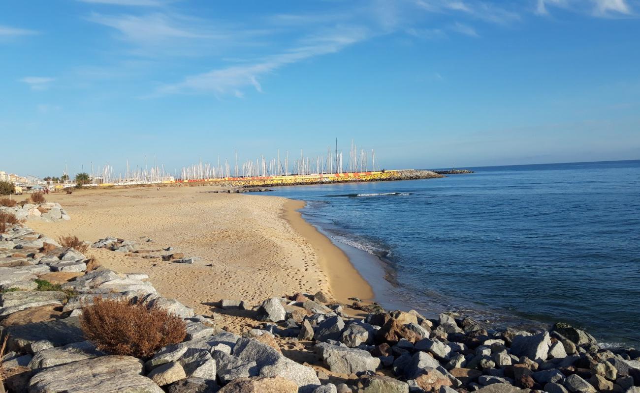 Platja Del Masnou'in fotoğrafı açık bej kum yüzey ile