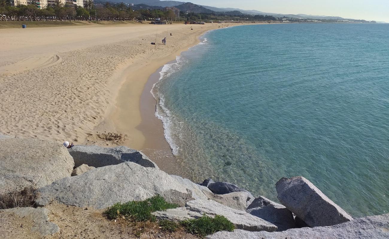 Platja de Sant Simo'in fotoğrafı açık bej kum yüzey ile
