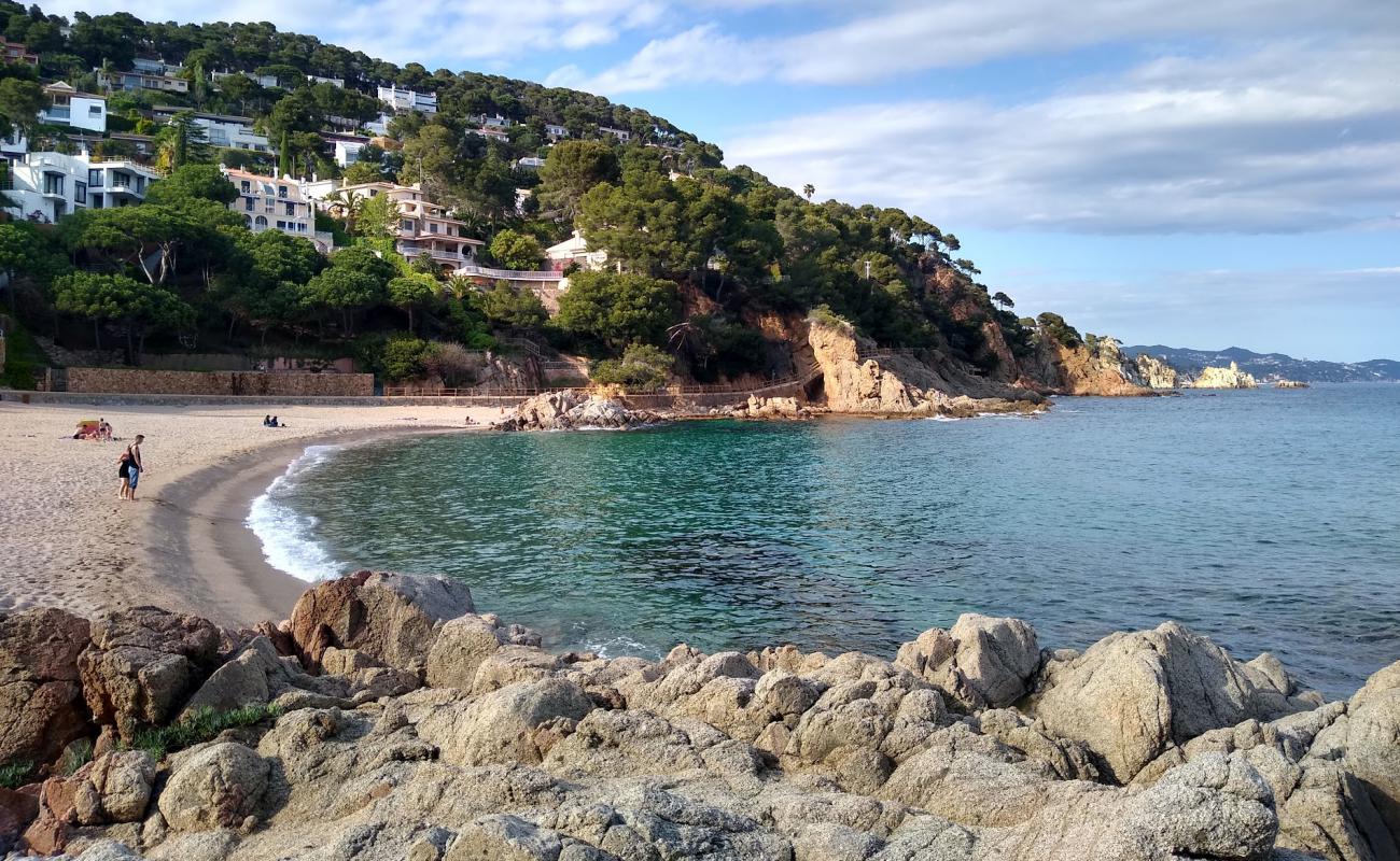 Cala Bona Plajı'in fotoğrafı parlak ince kum yüzey ile