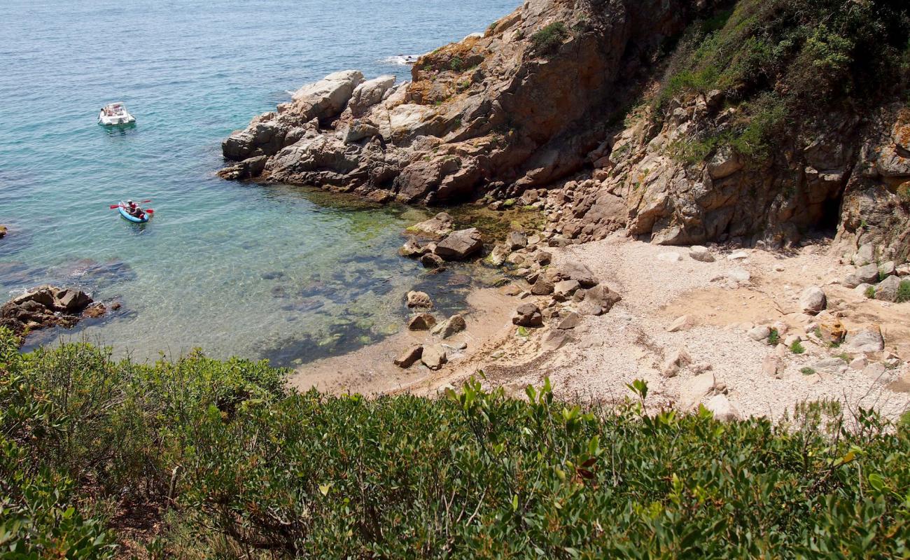 Cala Morisca'in fotoğrafı bej kum ve kayalar yüzey ile