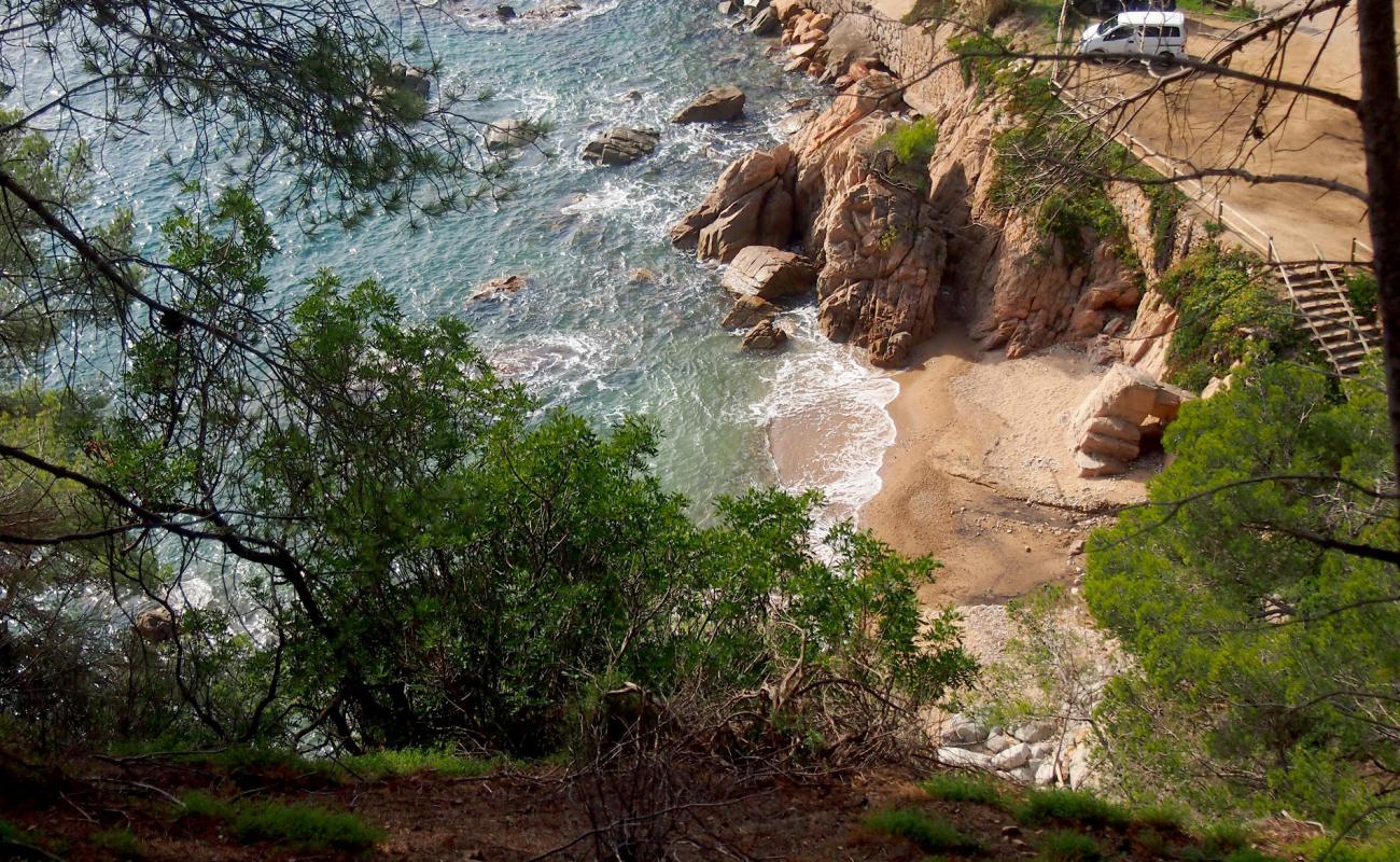 Cala Llevado'in fotoğrafı kahverengi kum yüzey ile