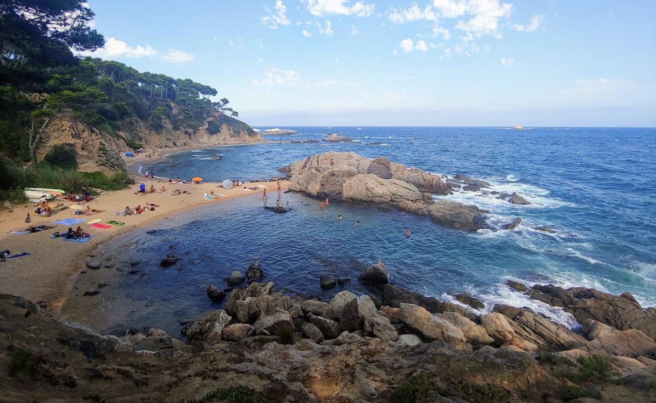 Cala Estreta'in fotoğrafı bej kum ve kayalar yüzey ile