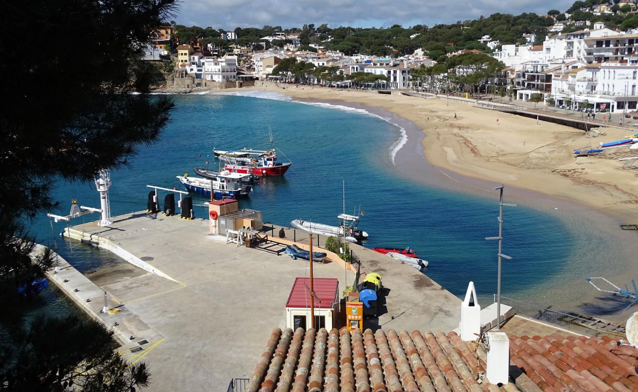 Platja de Llafranc'in fotoğrafı açık bej kum yüzey ile