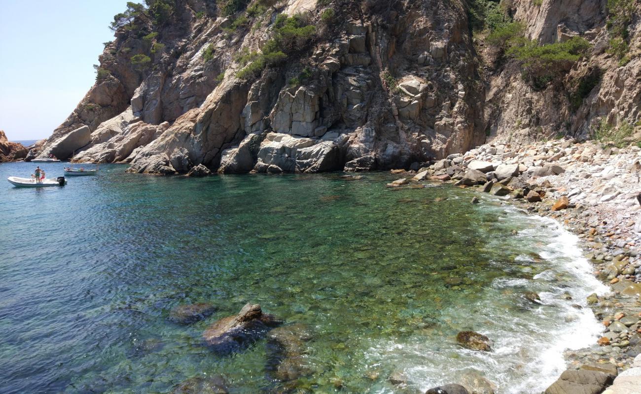 Platja El Cau'in fotoğrafı taşlar yüzey ile