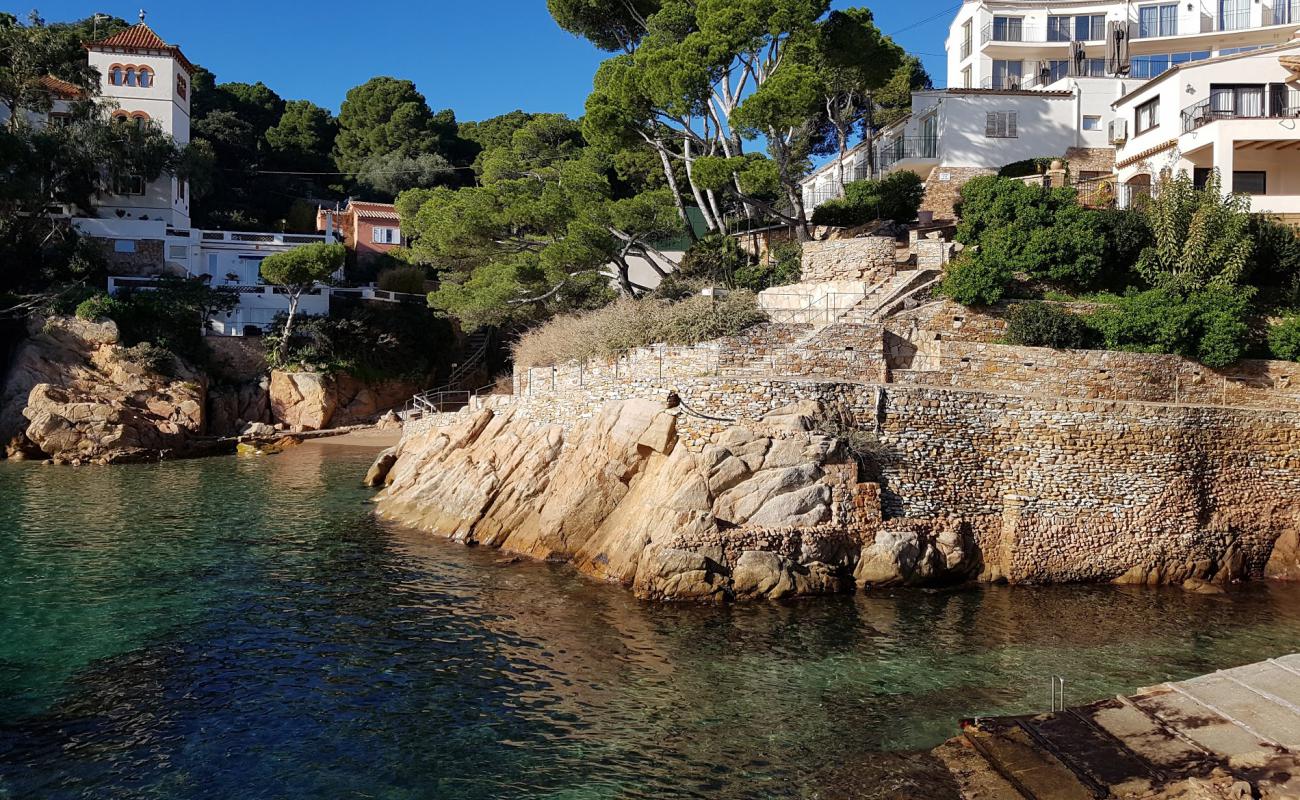 Platja de Fornells'in fotoğrafı bej kum ve kayalar yüzey ile