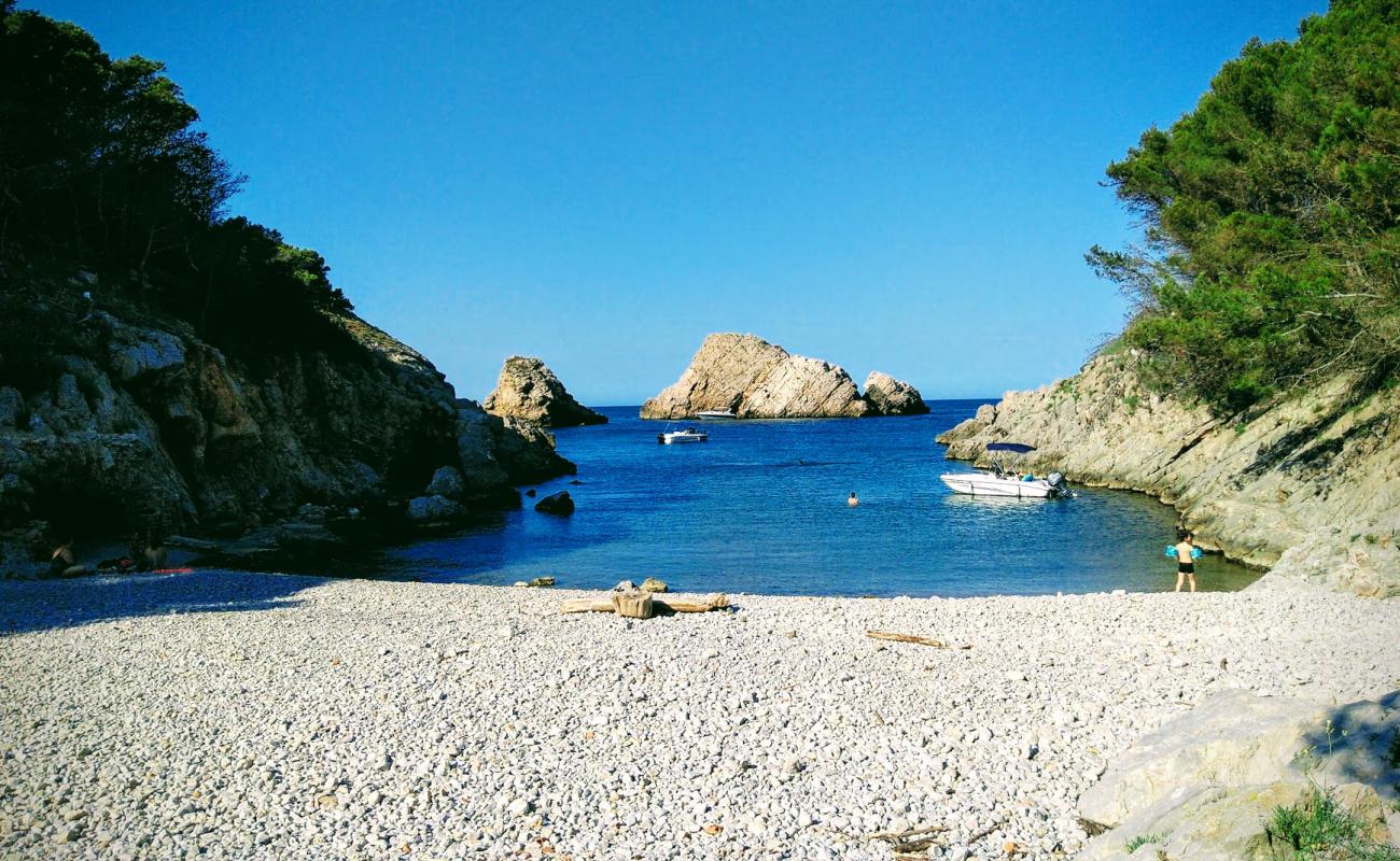 Cala Ferriol'in fotoğrafı küçük gri çakıllar yüzey ile