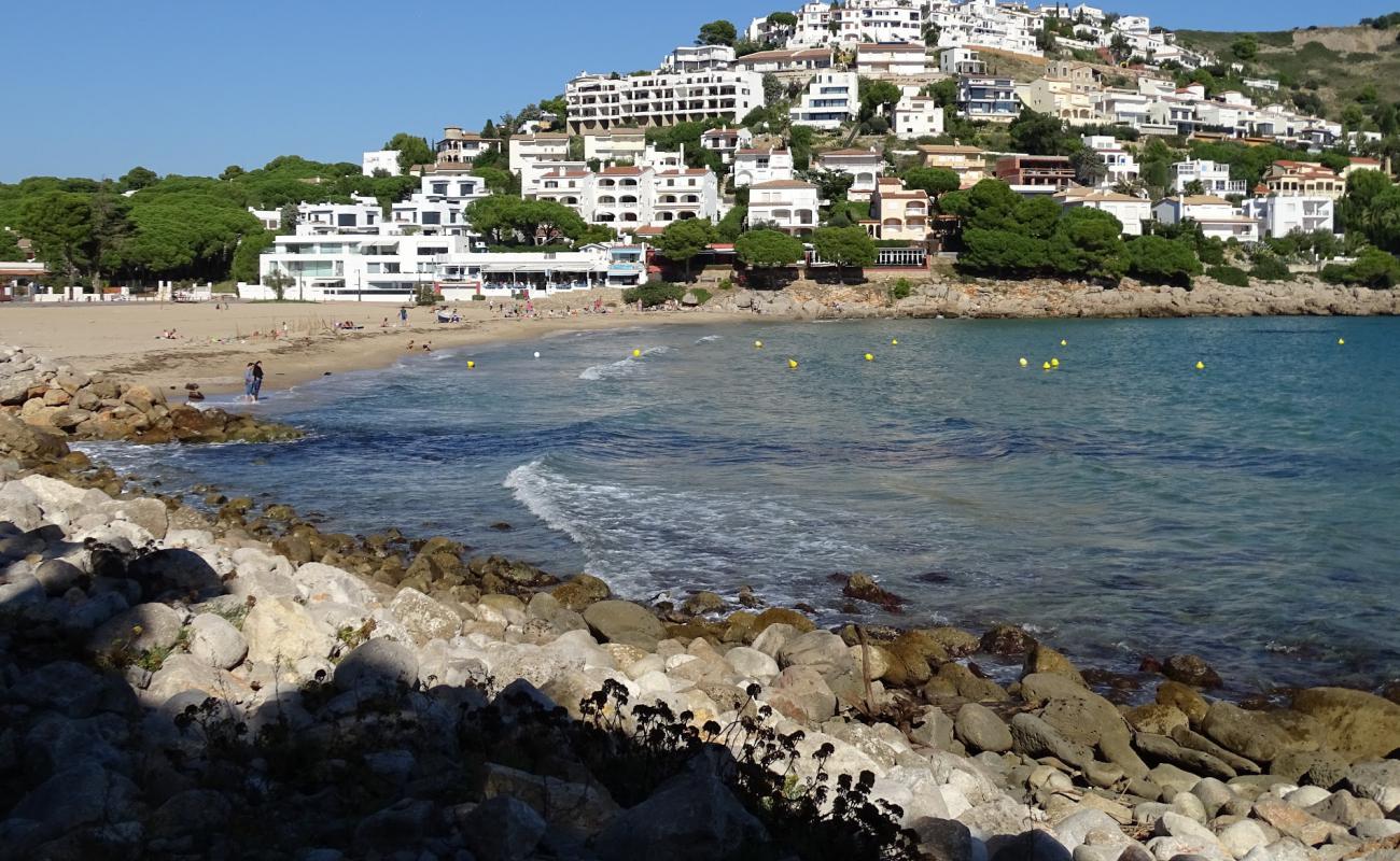 Cala Montgo'in fotoğrafı açık bej kum yüzey ile