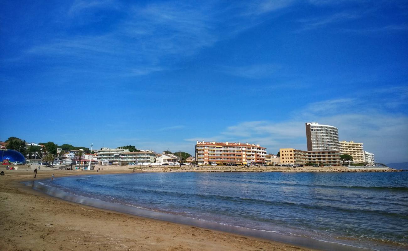 Platja de Riells'in fotoğrafı i̇nce kahverengi kum yüzey ile