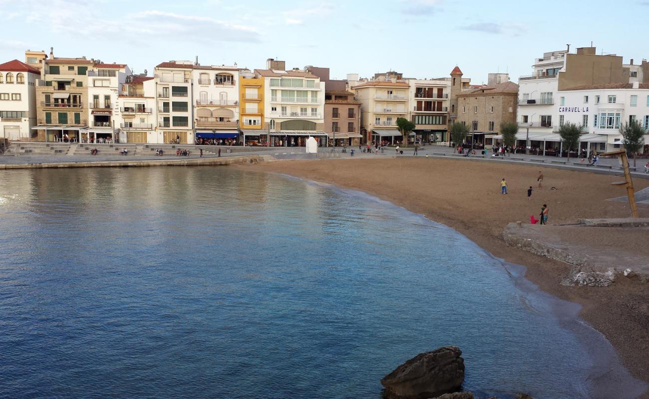 Platja de l'Escala'in fotoğrafı i̇nce kahverengi kum yüzey ile