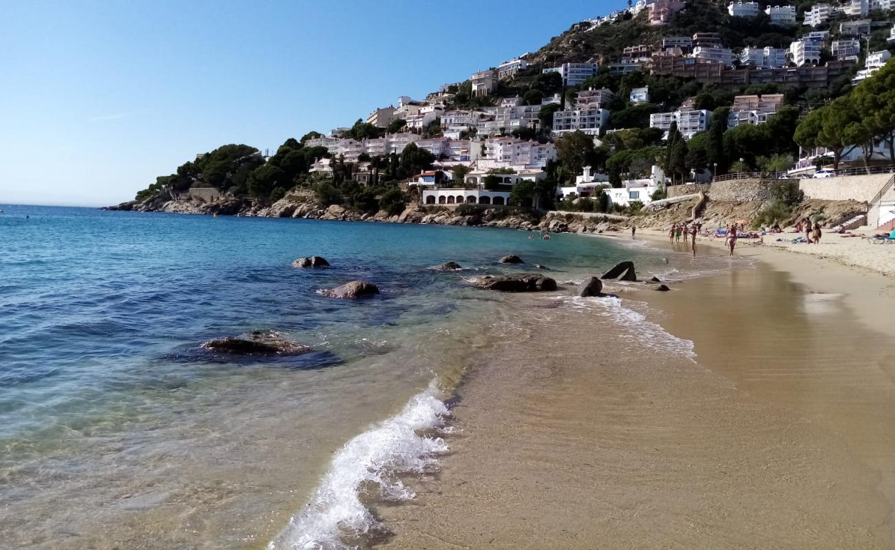Platja de Canyelles'in fotoğrafı i̇nce bej kum yüzey ile