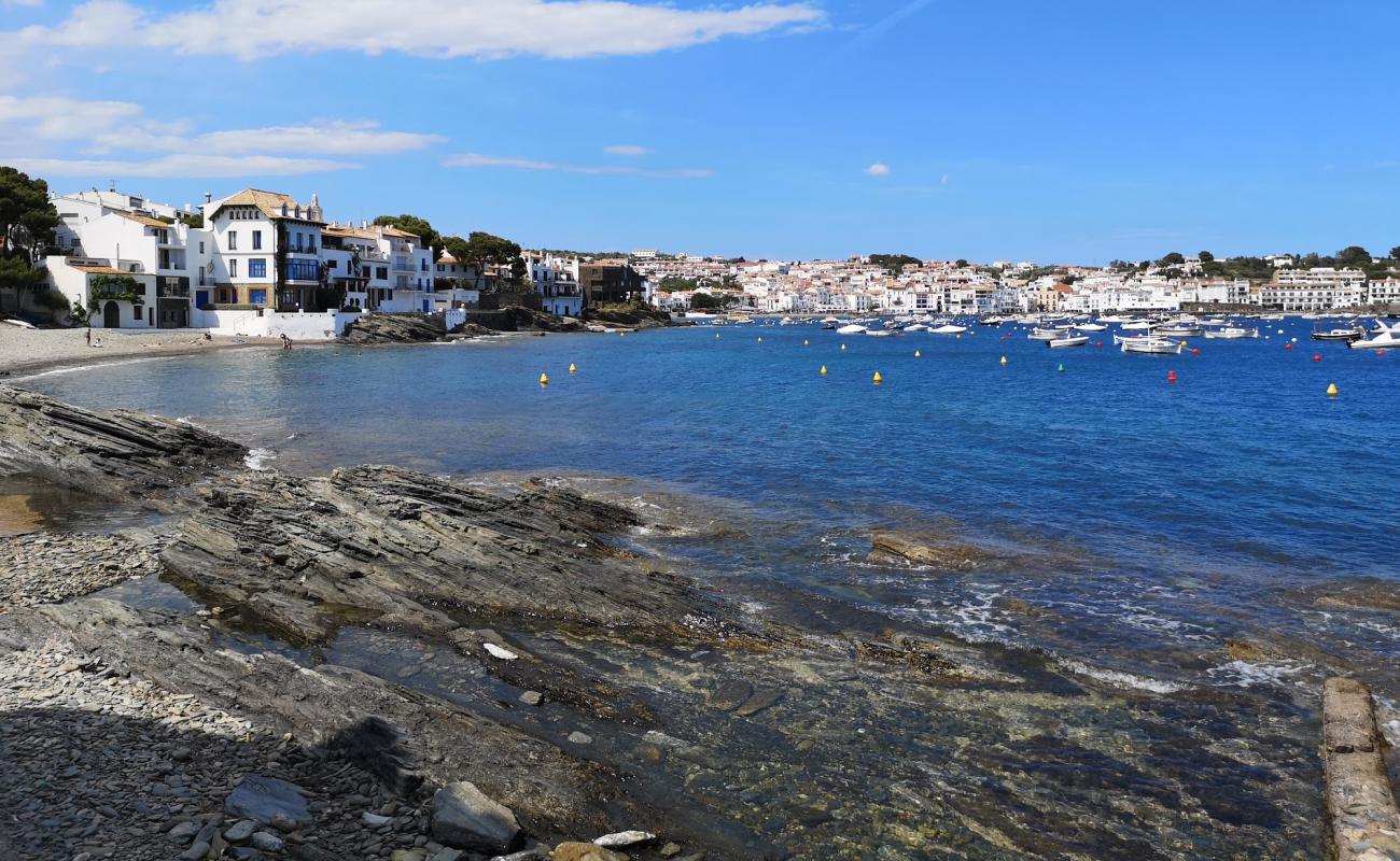 Platja es Llaner Gran'in fotoğrafı gri çakıl taşı yüzey ile