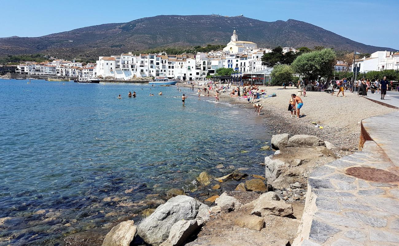 Platja Gran y Esportal'in fotoğrafı gri ince çakıl taş yüzey ile