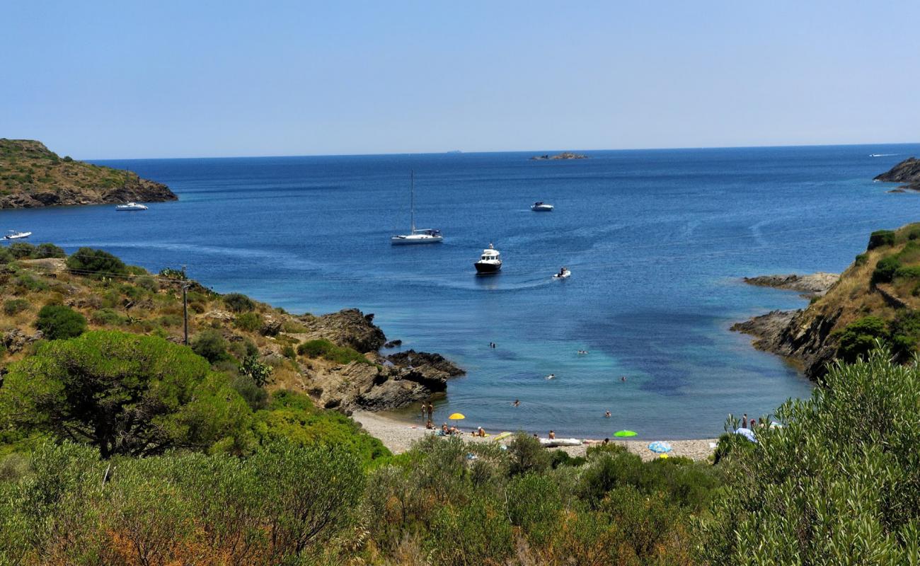 Platja de Sant Lluis'in fotoğrafı gri çakıl taşı yüzey ile