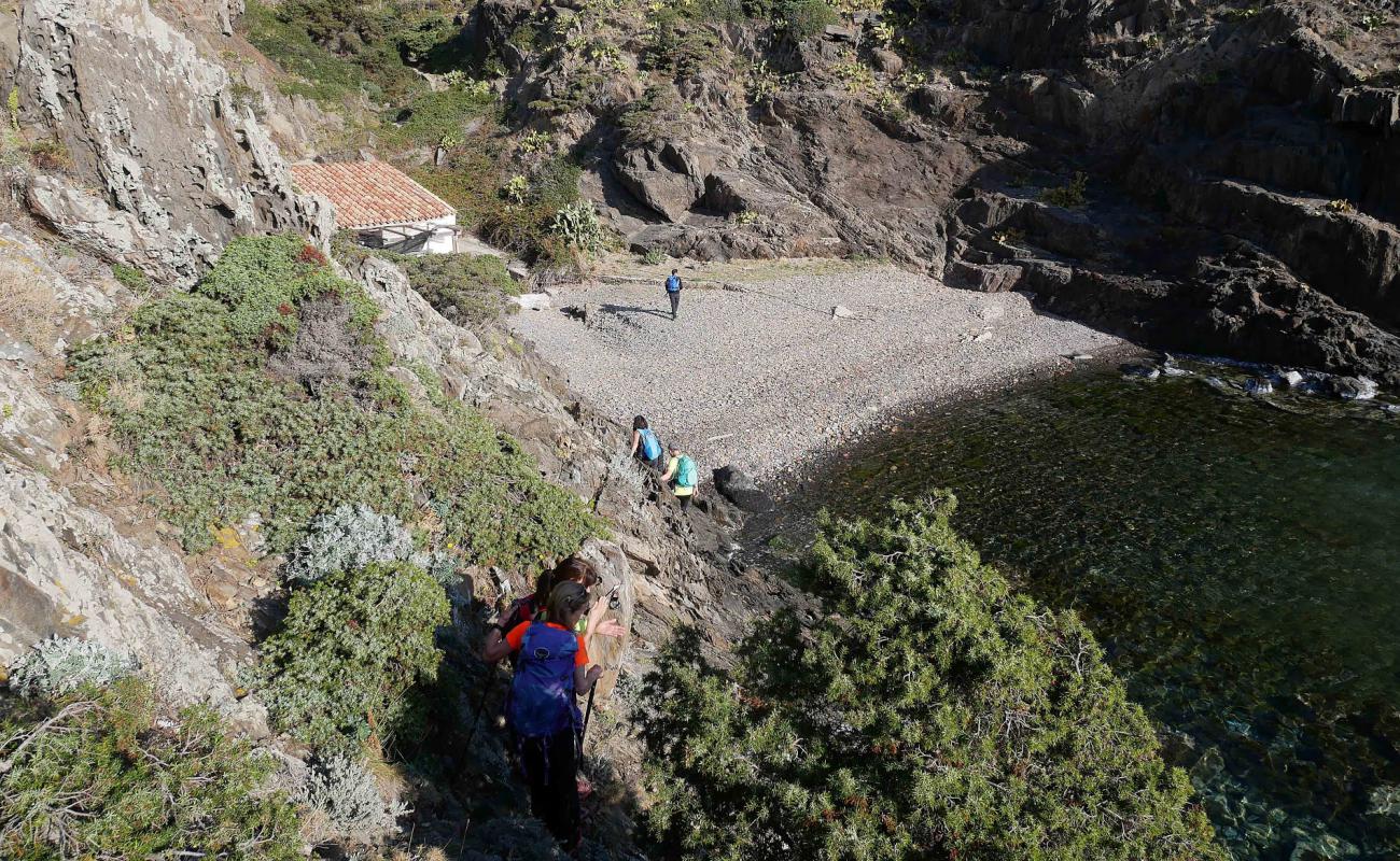Platja Gran de Culip'in fotoğrafı gri çakıl taşı yüzey ile