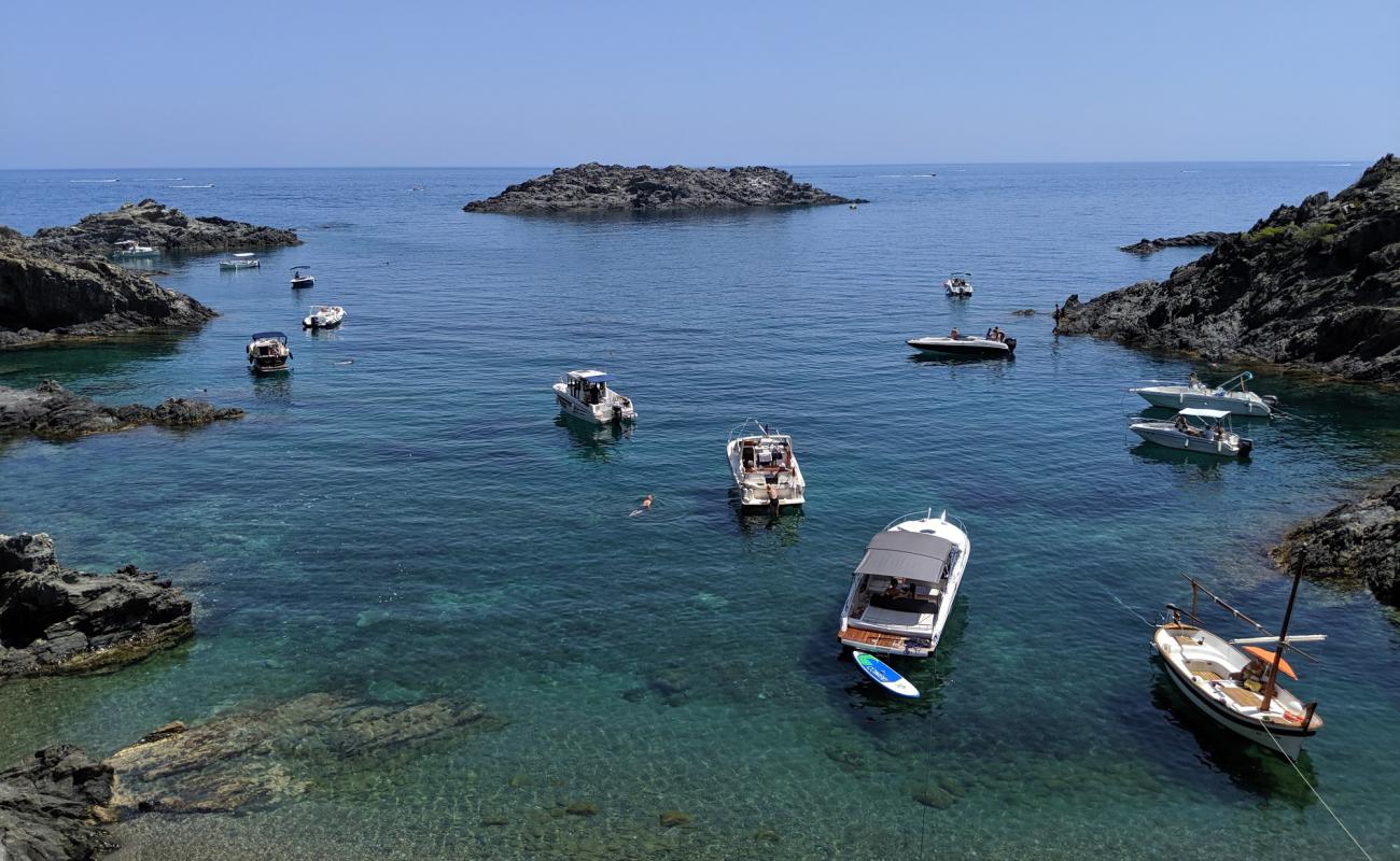 Beach Cala Galera'in fotoğrafı küçük bej çakıl yüzey ile