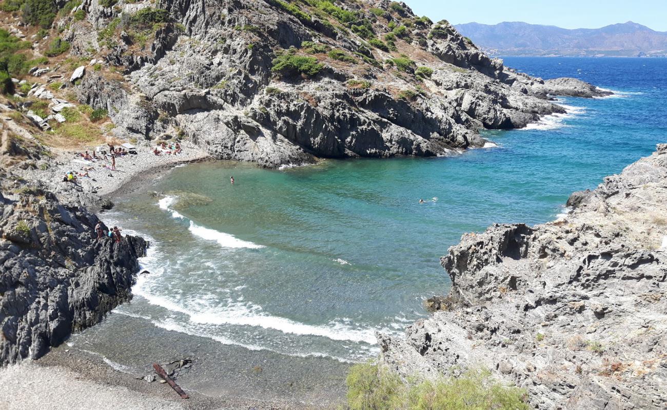 Cala Fornells'in fotoğrafı gri çakıl taşı yüzey ile