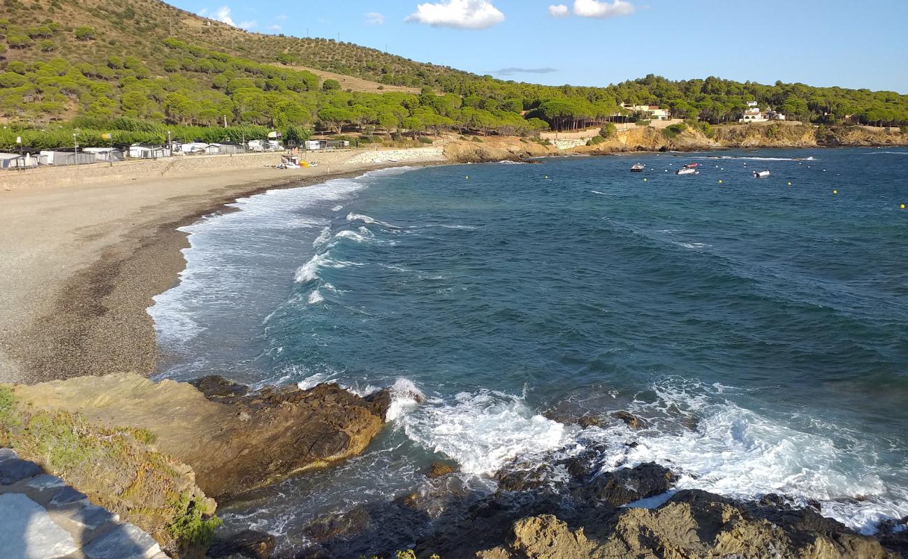 Platja del Port de la Vall'in fotoğrafı gri çakıl taşı yüzey ile