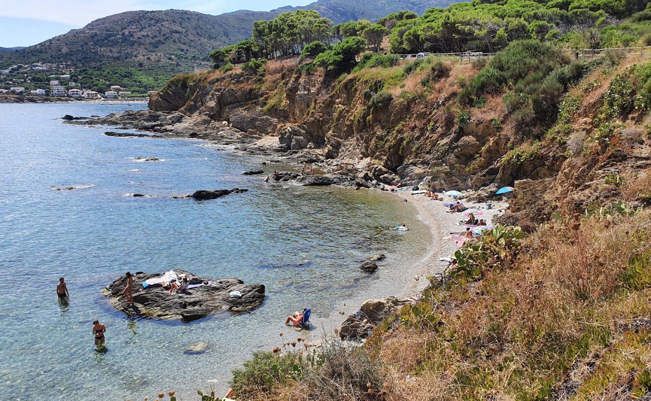Platja sota s'Arenella'in fotoğrafı küçük gri çakıllar yüzey ile