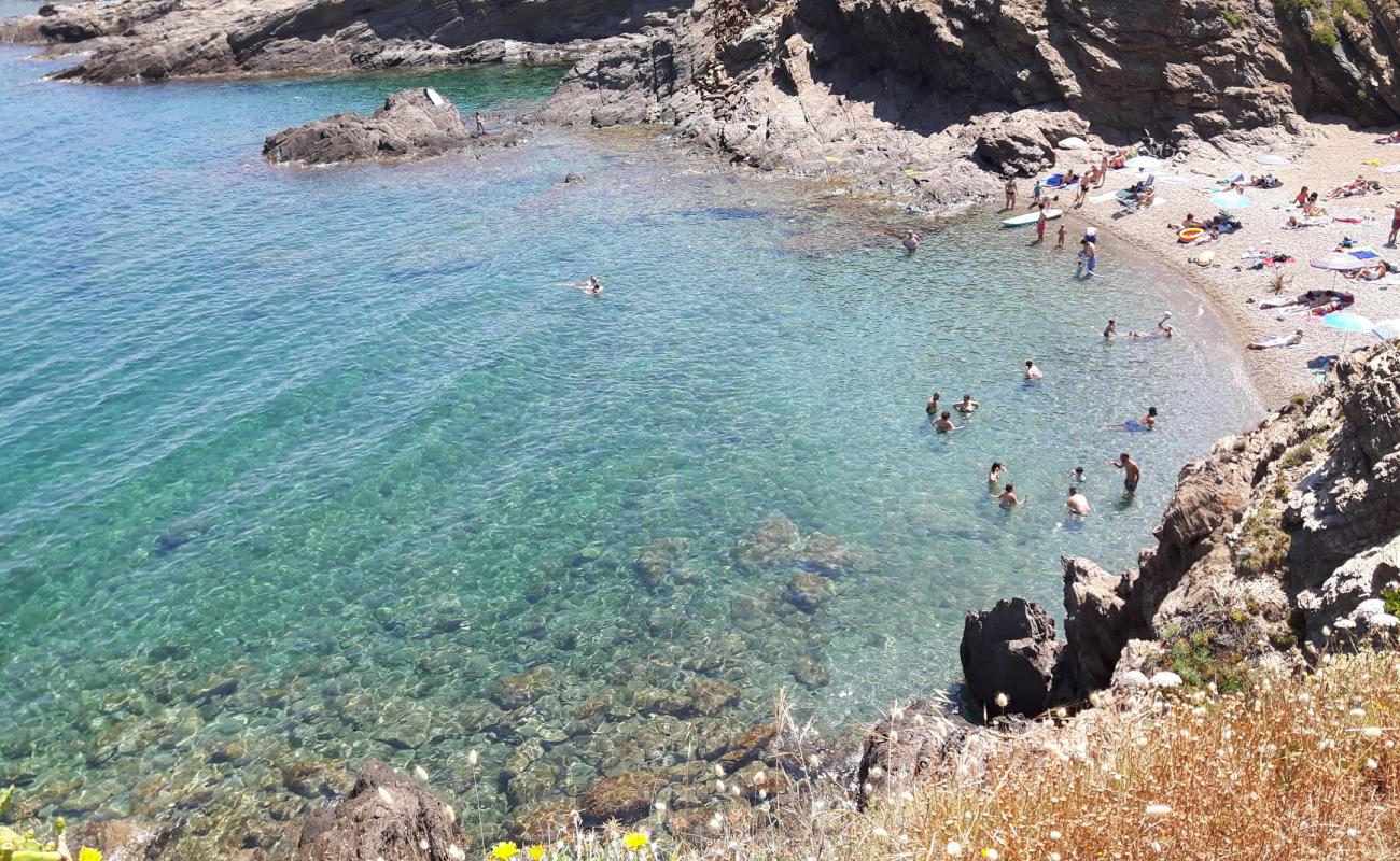 Platja d'en Belleu'in fotoğrafı küçük gri çakıllar yüzey ile