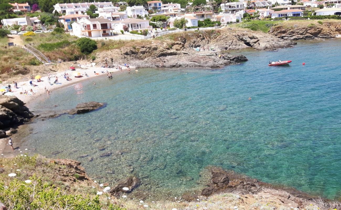 Platja de Vaquers'in fotoğrafı gri çakıl taşı yüzey ile