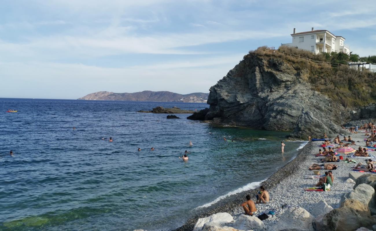 Platja de La Gola'in fotoğrafı küçük gri çakıllar yüzey ile