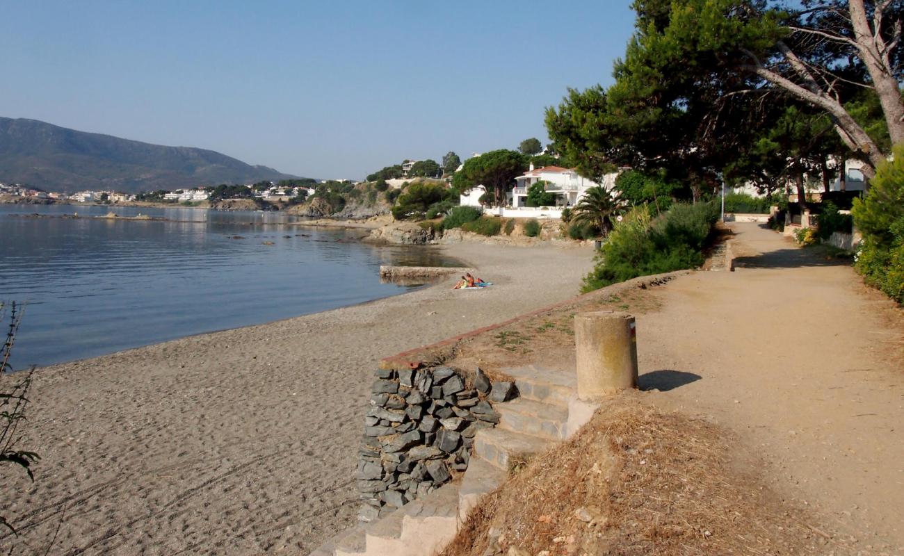 Platja el Rastell'in fotoğrafı kahverengi kum yüzey ile