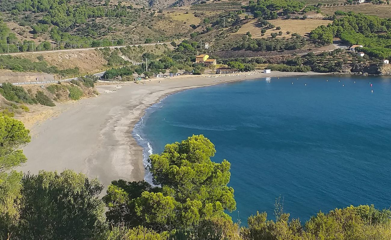 Platja de Garbet'in fotoğrafı küçük gri çakıllar yüzey ile