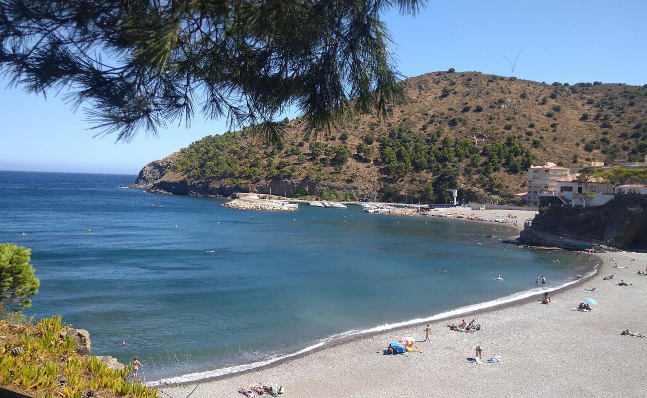 Playa del Morts'in fotoğrafı küçük gri çakıllar yüzey ile