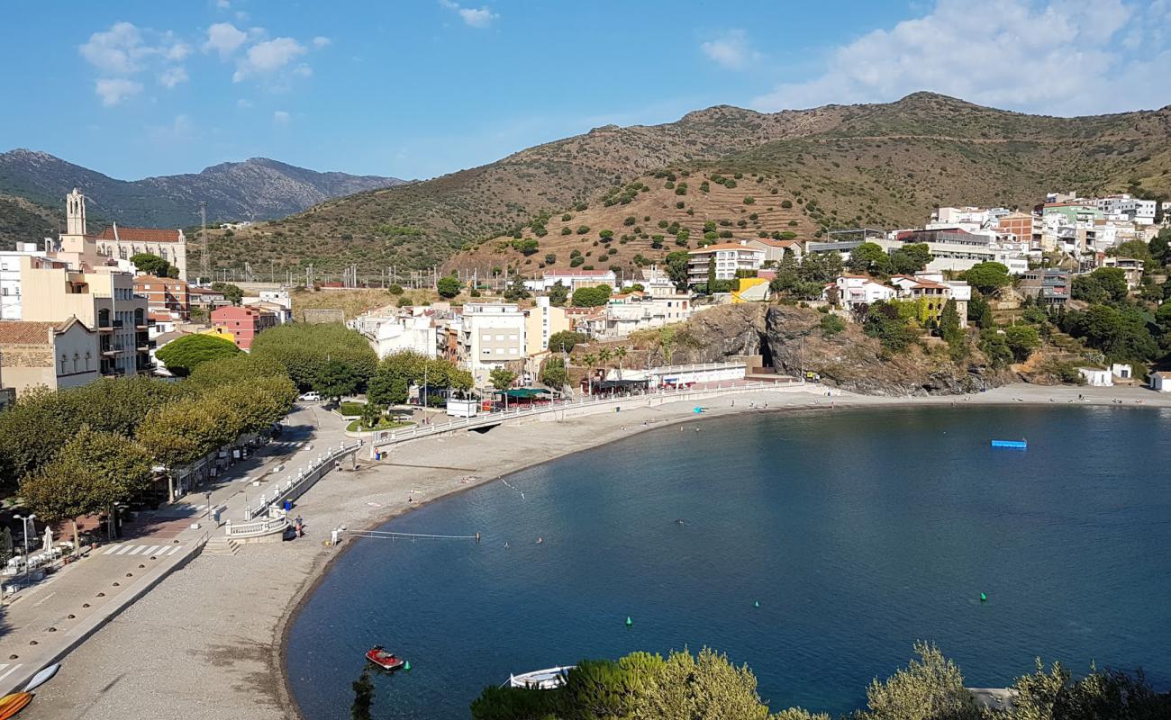 Platja de Portbou'in fotoğrafı küçük gri çakıllar yüzey ile