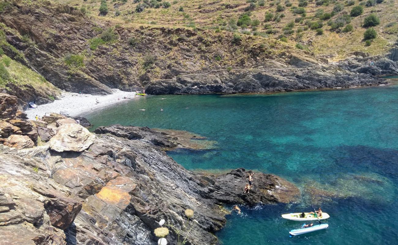 Les Tres Platgetes'in fotoğrafı küçük gri çakıllar yüzey ile