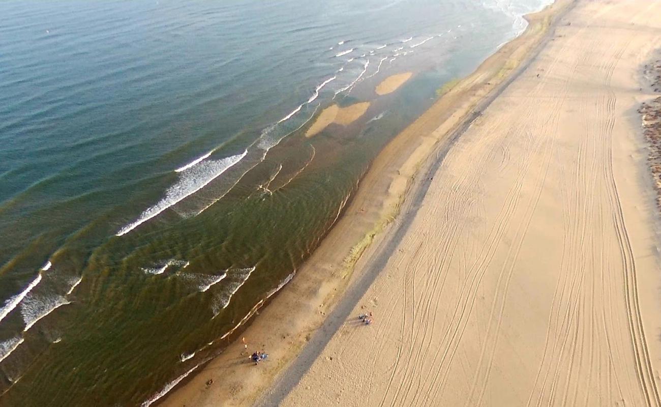 Playa de los Haraganes'in fotoğrafı parlak kum yüzey ile