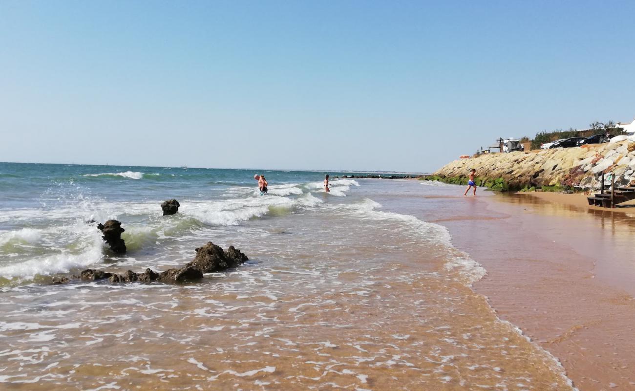 Montijo beach'in fotoğrafı taşlı kum yüzey ile