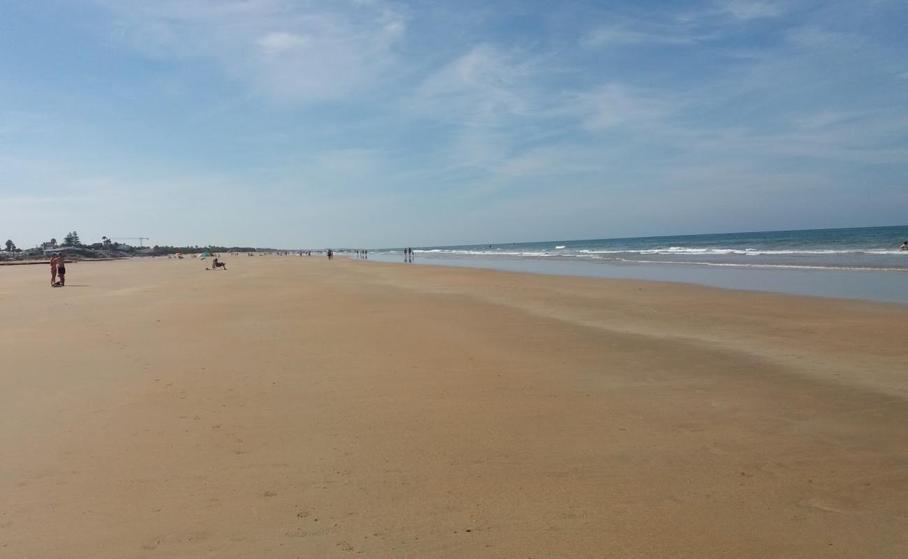 Playa de las Tres Piedras'in fotoğrafı parlak kum yüzey ile