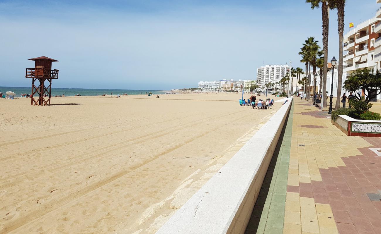 Playa de la Costilla'in fotoğrafı i̇nce bej kum yüzey ile