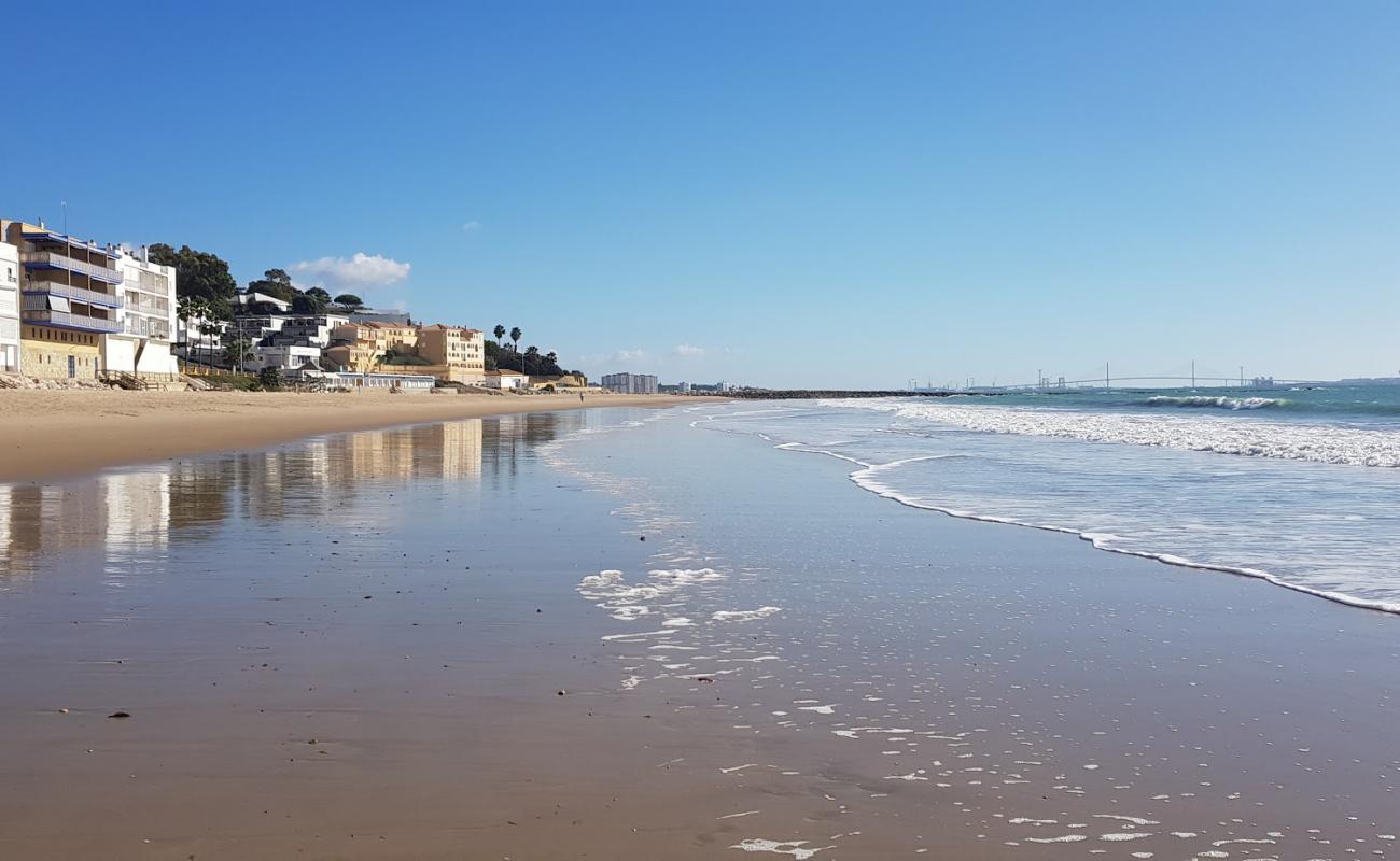 Playa de Fuentebravia'in fotoğrafı i̇nce bej kum yüzey ile