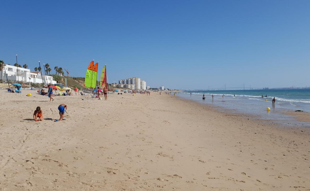 Playa de las Redes'in fotoğrafı i̇nce bej kum yüzey ile