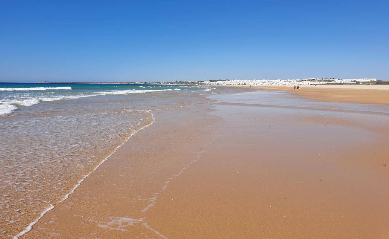 Playa de Castilobo'in fotoğrafı parlak kum yüzey ile