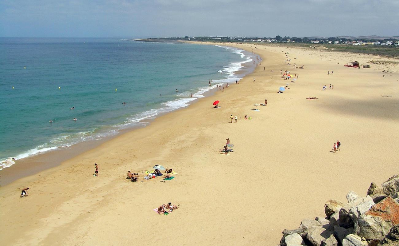 Playa Faro de Trafalgar'in fotoğrafı i̇nce bej kum yüzey ile