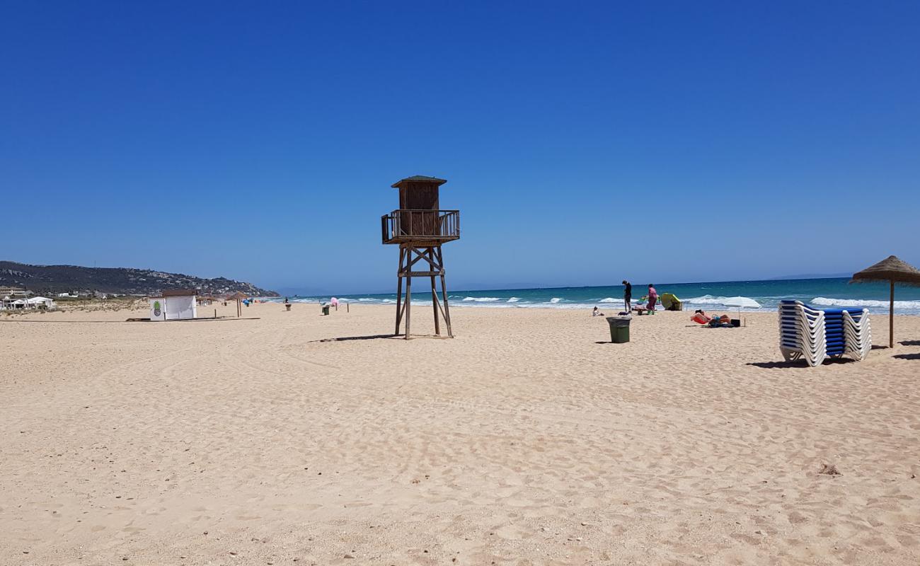 Playa de Zahara'in fotoğrafı parlak ince kum yüzey ile