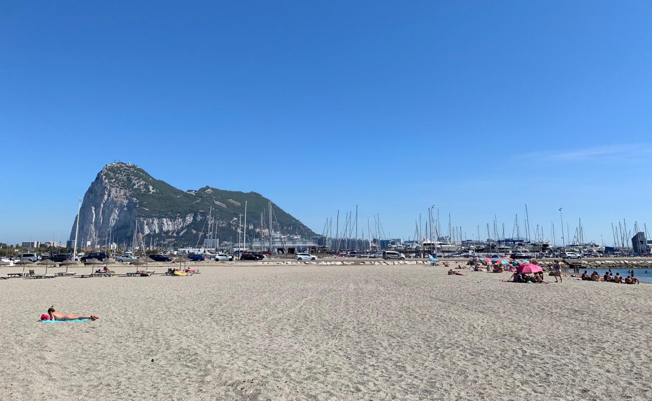 La linea beach'in fotoğrafı açık bej kum yüzey ile