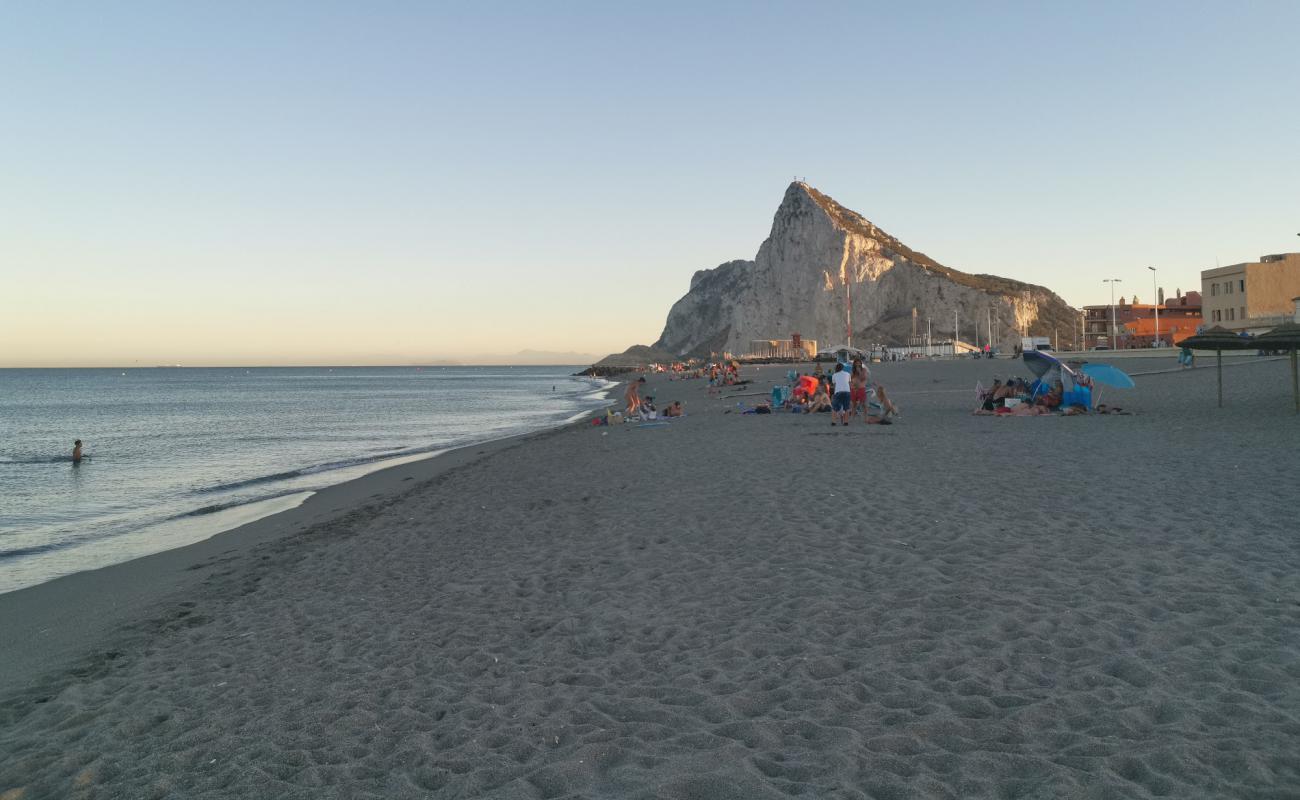 Playa de Levante'in fotoğrafı gri kum yüzey ile