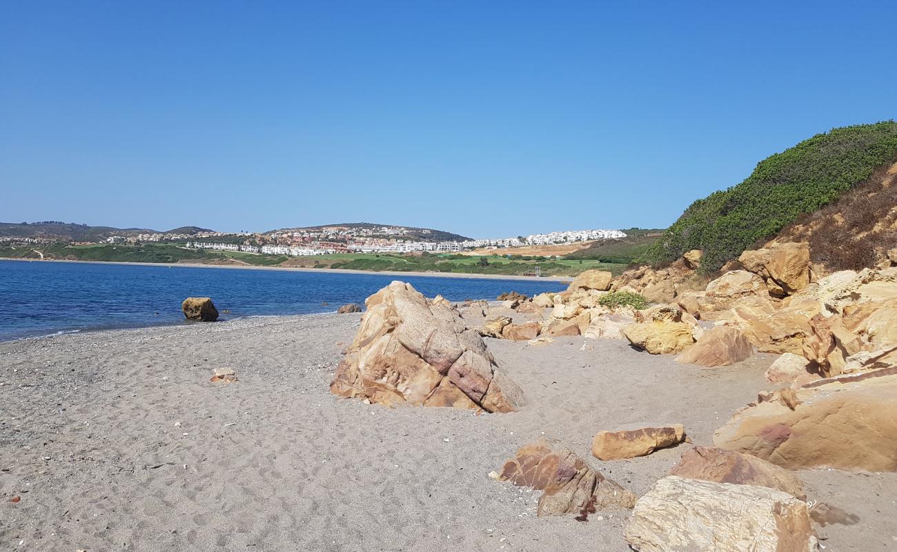 Playa de Torrecarbonera'in fotoğrafı gri kum yüzey ile