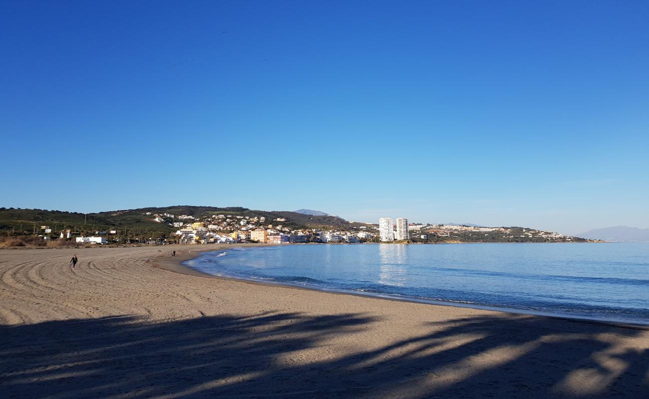 Playa de Torreguadiaro'in fotoğrafı gri kum yüzey ile