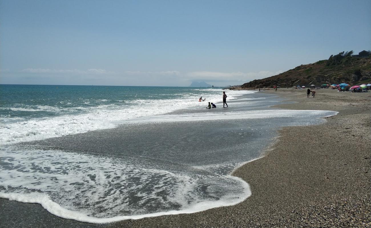 Playa de Cala Sardina'in fotoğrafı gri kum yüzey ile