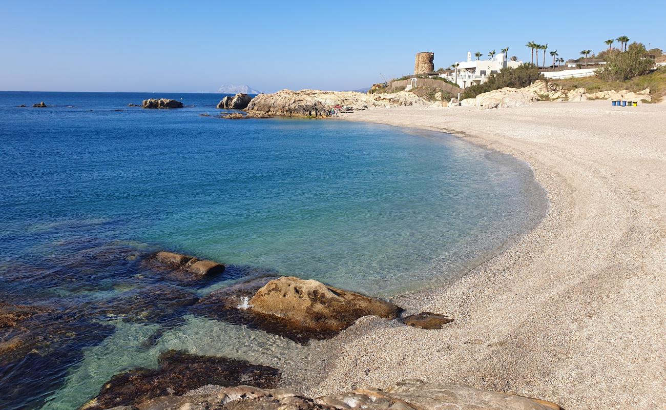 Calita Playa'in fotoğrafı gri deniz kabuğu kumu yüzey ile