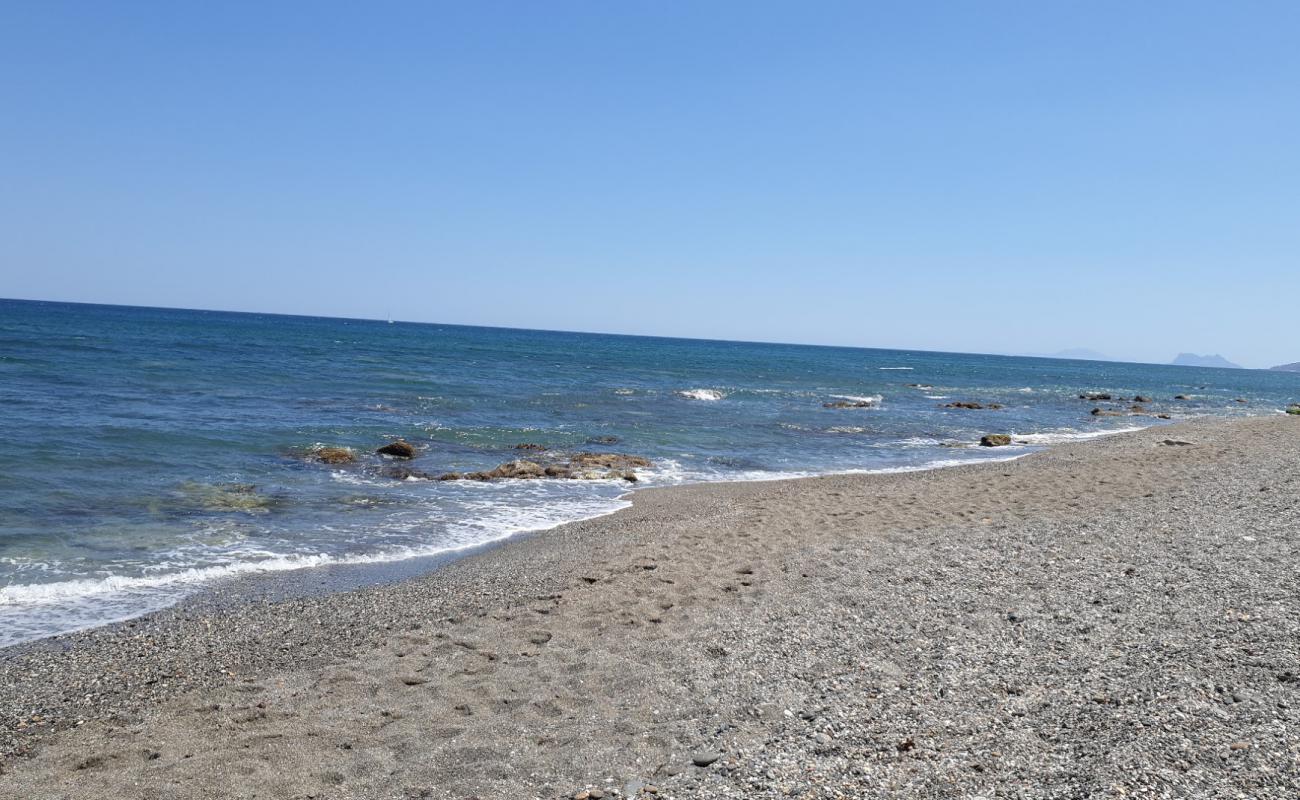 Playa la Gaspara beach'in fotoğrafı gri kum yüzey ile