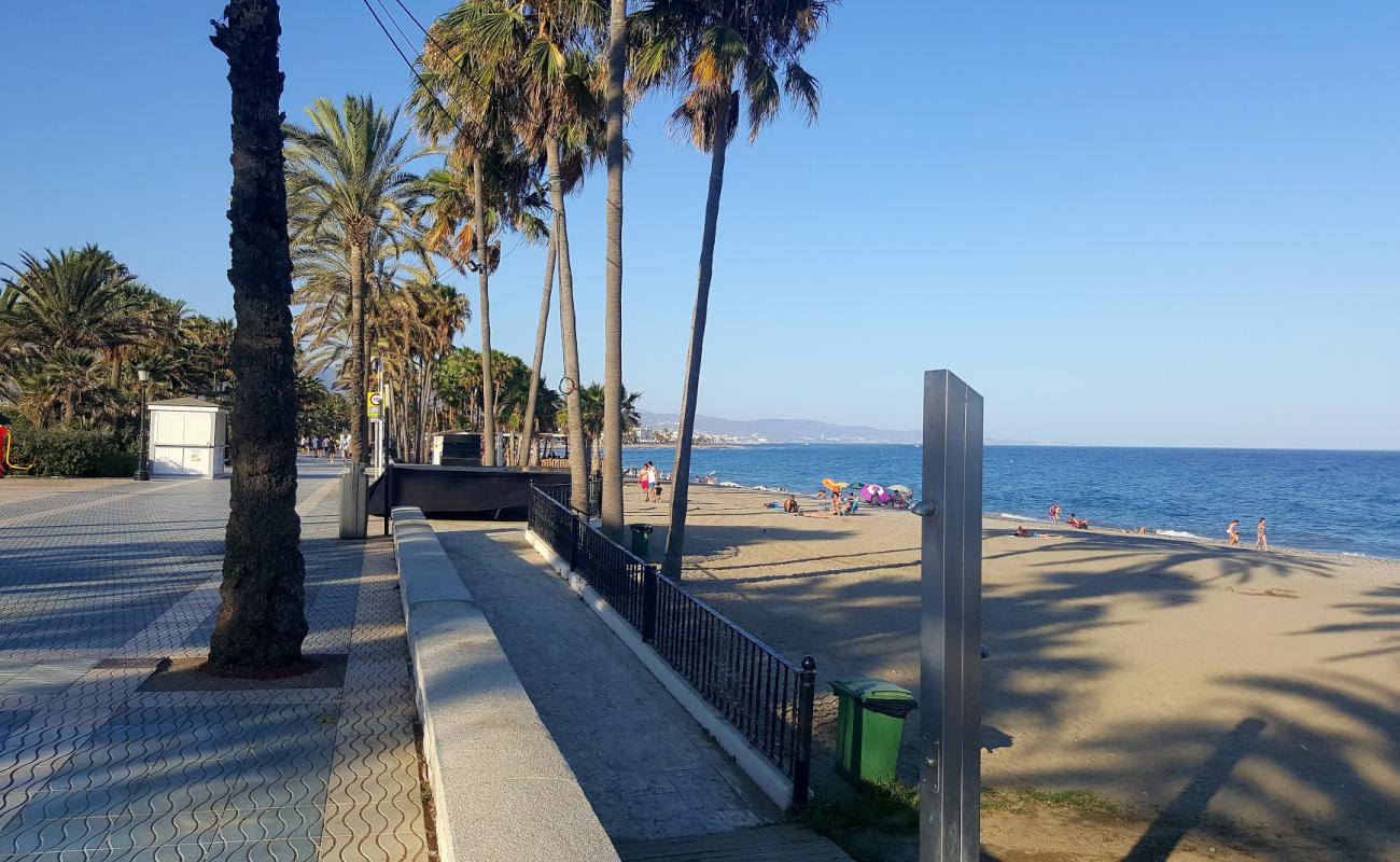 Playa de San Pedro de Alcantara'in fotoğrafı gri kum yüzey ile
