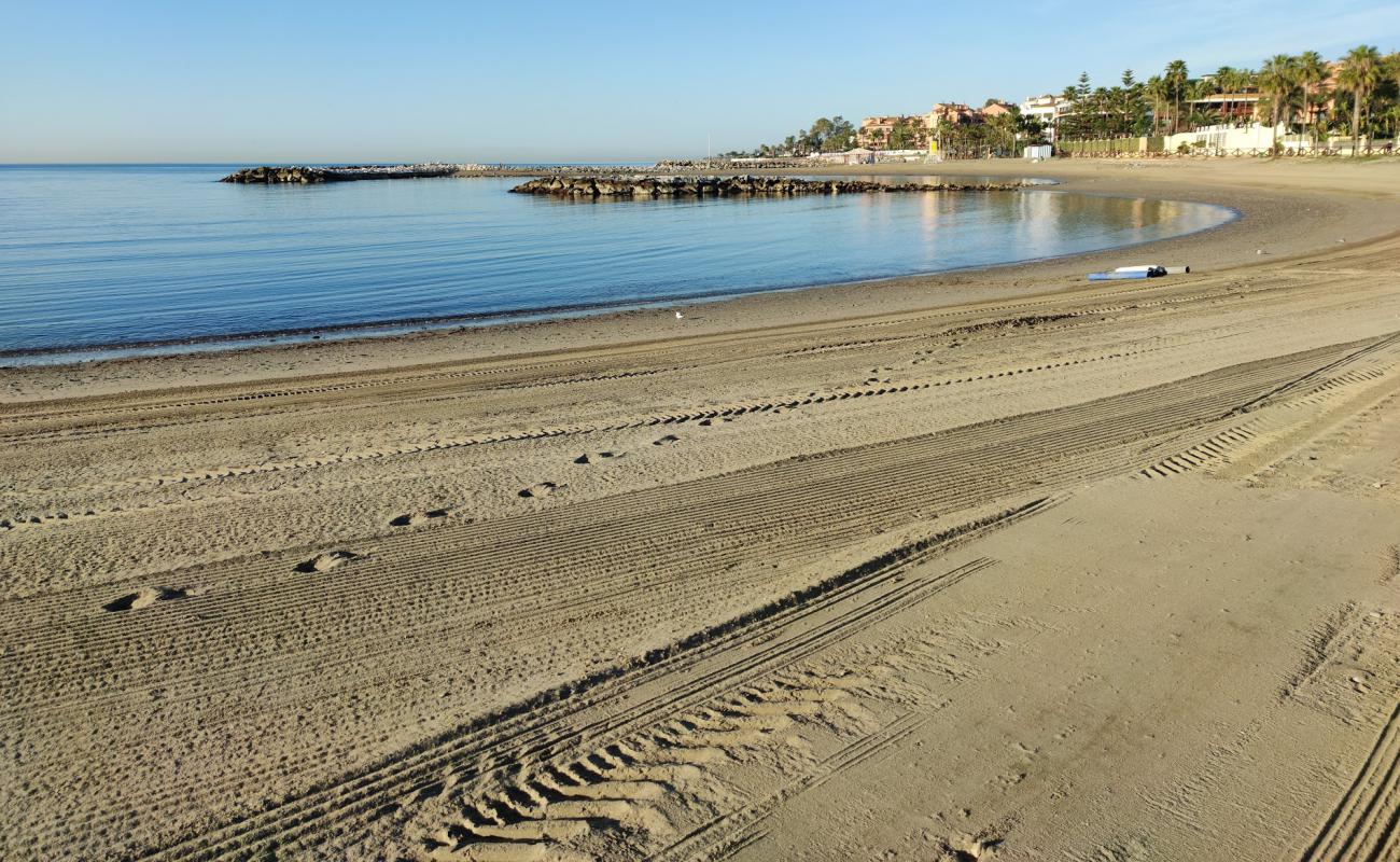 Playa el Rodeito'in fotoğrafı gri kum yüzey ile